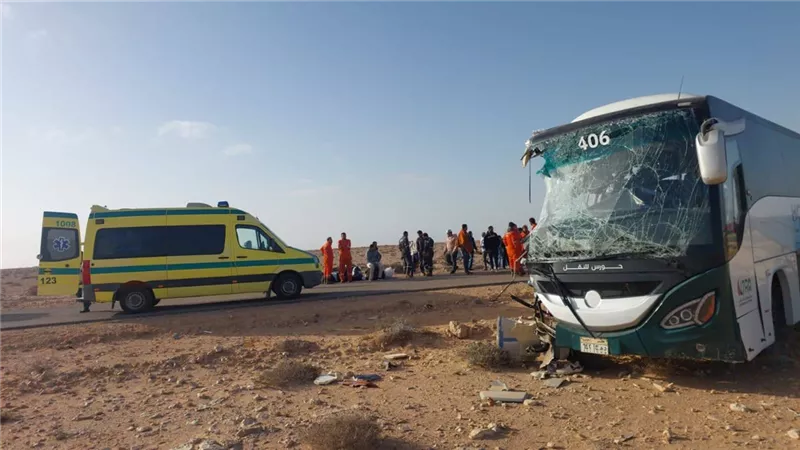 مصرع وإصابة 14 شخصا في تصادم أتوبيس بشاحنة بترول بمطروح