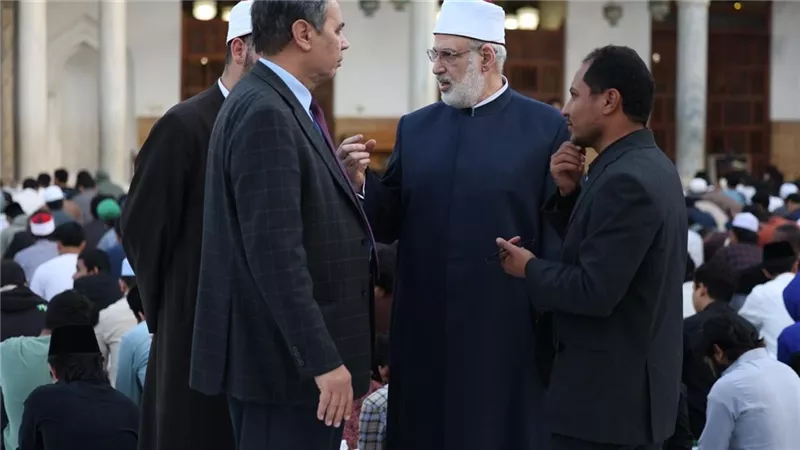 «الضويني» يتفقَّد الإفطار الجماعي بالجامع الأزهر.. مشهد يؤكِّد عالمية رسالة الأزهر