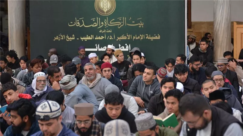 «بيت الزكاة» يواصل تقديم أكثر من 5000 وجبة لإفطار الصائمين بالجامع الأزهر