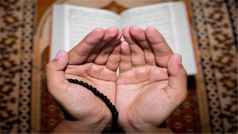 ما هي صفات الدعاء المستجاب.. و3 كلمات لا تغفلها للرزق الوفير