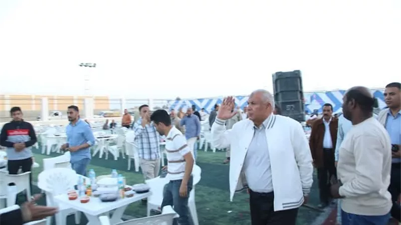 محافظ الوادي الجديد يُشارك أهالي الفرافرة الإفطار الجماعي (صور)