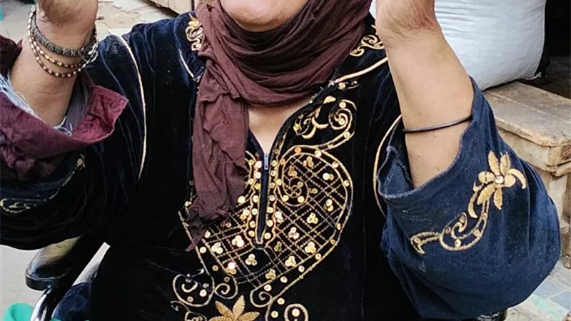 الحاجة ماجدة تستغيث بالرئيس السيسي : «كل اللي عاوزاه مكان أقعد فيه وعلاج بس»   
