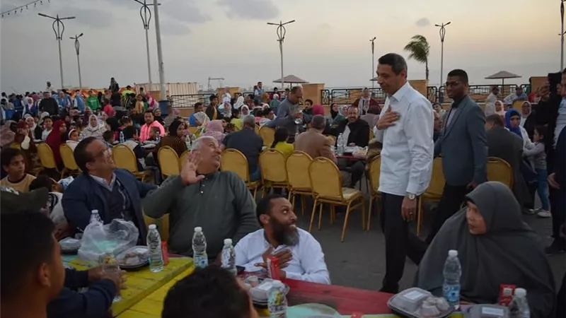 المحافظ يشارك المواطنين إفطار رمضان بممشي أهل السويس        