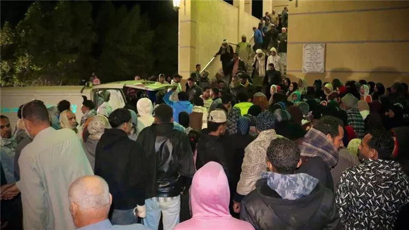 في مشهد مهيب ..أهالي بني عبيد يودعون ضحية الدرس الخصوصي بالدموع 