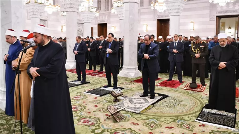 رافقه «الطيب والأزهري».. الرئيس السيسي يتفقد أعمال تجديد مسجد السيدة نفيسة 