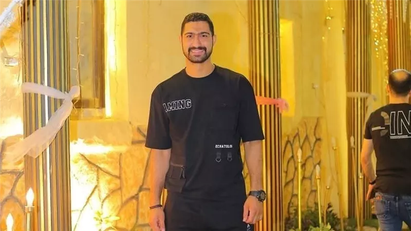 صاحب محل تجاري يمزق شاب بـ