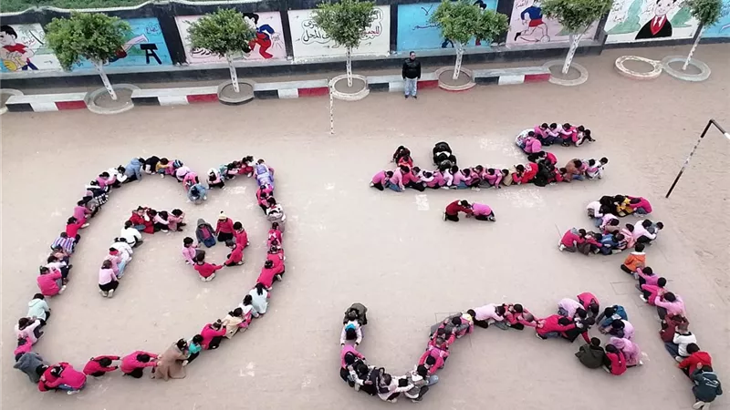 تلاميذ مدرسة الشهيد إبراهيم السقا في البحيرة يرسمون بإجسادهم «عيد أمي»|صور