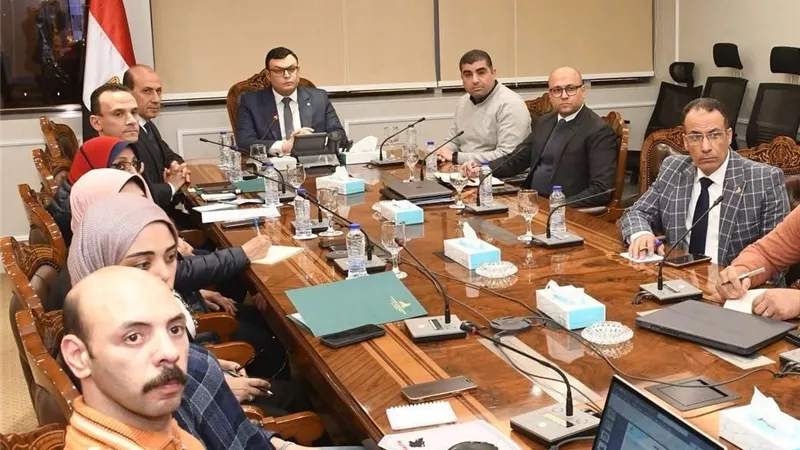 وزير الإسكان يتابع موقف مشروعات الطرق وتطوير الكورنيش بالإسكندرية