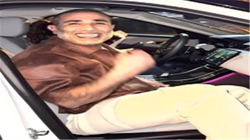 ذقن صفراء غريبة..أحمد سعد يظهر بإطلالة مثيرة للجدل بعد اهدائه سيارة فارهة لزوجته