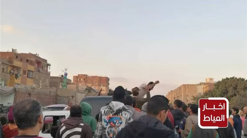 الأهالي و الشرطة ينقذون شاب حاول التخلص من حياته أمام قطار بالعياط 