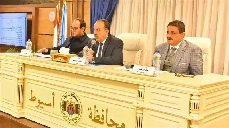 محافظ أسيوط: ندرس إنشاء دار أوبرا.. ووصول شحنة جديدة من الأدوية والكراسي المتحركة 