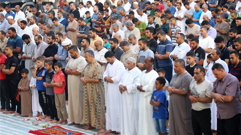 توافد المواطنين لأداء صلاة عيد الفطر المبارك بالمساجد.. وصيغة مستحبة للتكبيرات (فيديو)