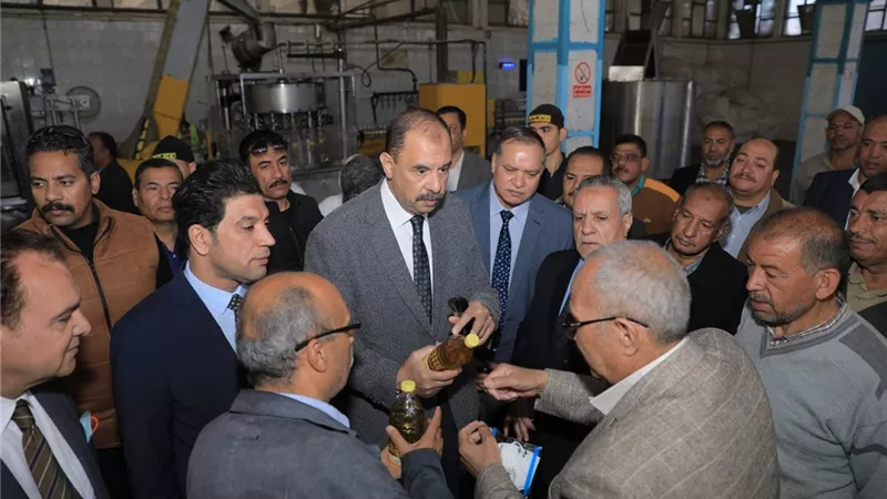 تنتج زيوت وأعلاف ومنظفات.. محافظ سوهاج في زيارة ميدانية لمصانع الهدرجة