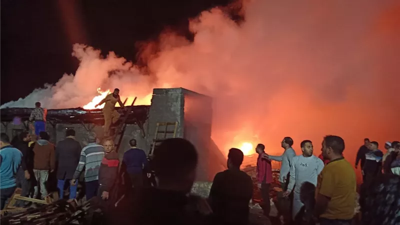 السيطرة على حريق هائل نشب داخل مخزن للبلاستيك بكفرالشيخ 