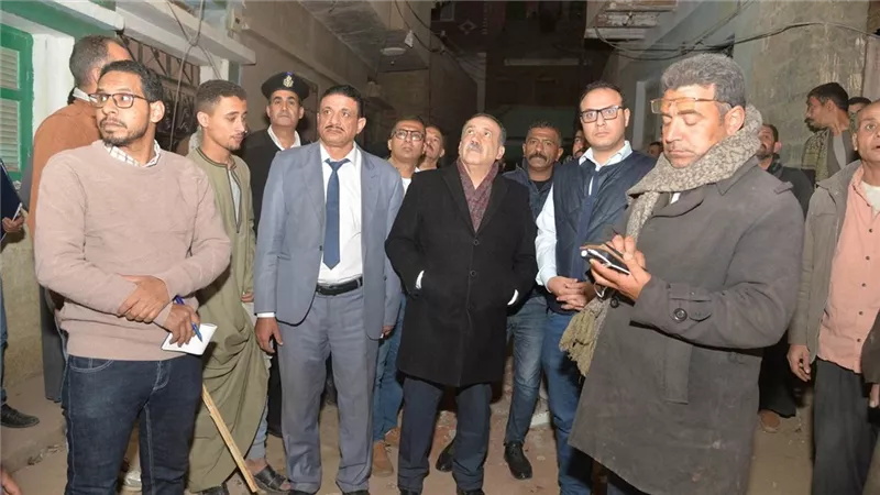 محافظ أسيوط يتفقد منزل النخيلة المنهار ويتابع جهود الإنقاذ والإغاثة