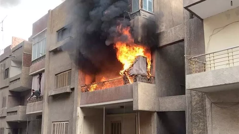 بعد اختناق شخصين.. المعمل الجنائي يفحص حريق شقة بعين الصيرة