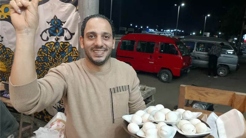 أهلها في رباط.. قبطيان يقدمان وجبات السحور للمواطنين على الطريق الزراعي بالقليوبية