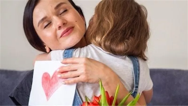 إزاي تعودي إبنك على الهدايا والإحتفاء بعيد الأم.. 5 نصائح هامة