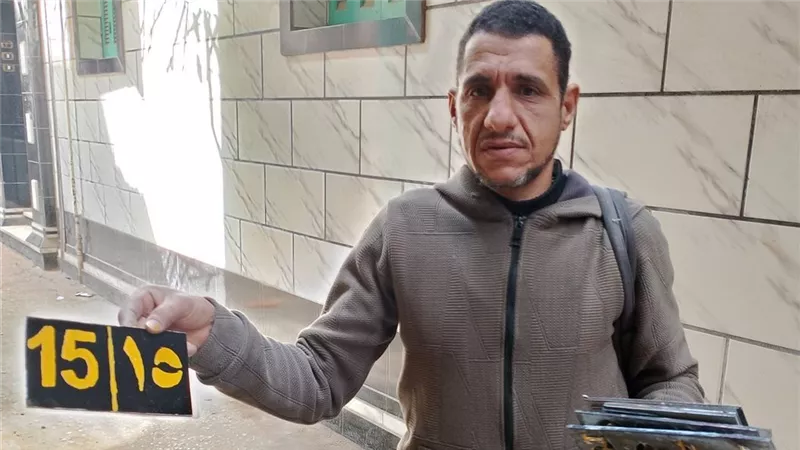 خطاط متنقل.. نبيل أحمد يسير 10 كيلو يوميا لترقيم المنازل وكتابة اللافتات