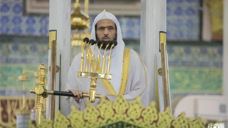 دقائق معدودات تغير مصيرك.. خطيب المسجد النبوي يكشف علامات ليلة القدر