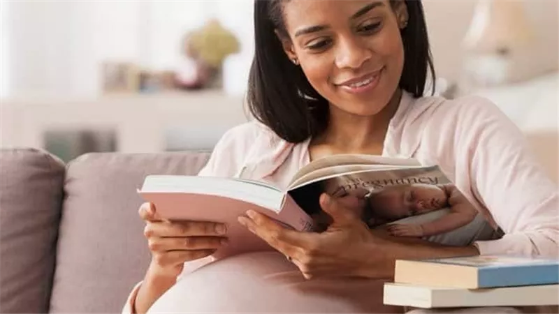قبل خطوة الأمومة .. تعرفي على 8 كتب تساعدك تكوني 