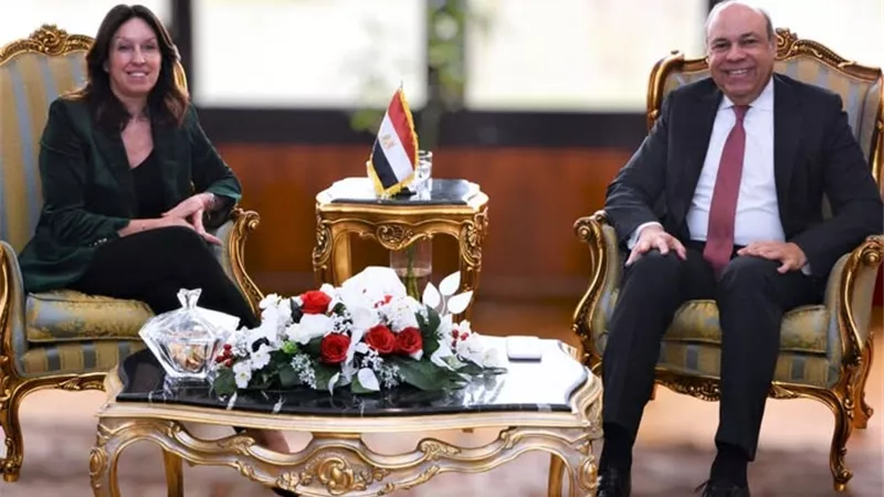 وزير الطيران المدني يستقبل مسئولي شركة مطارات أبوظبي لبحث التعاون المشترك