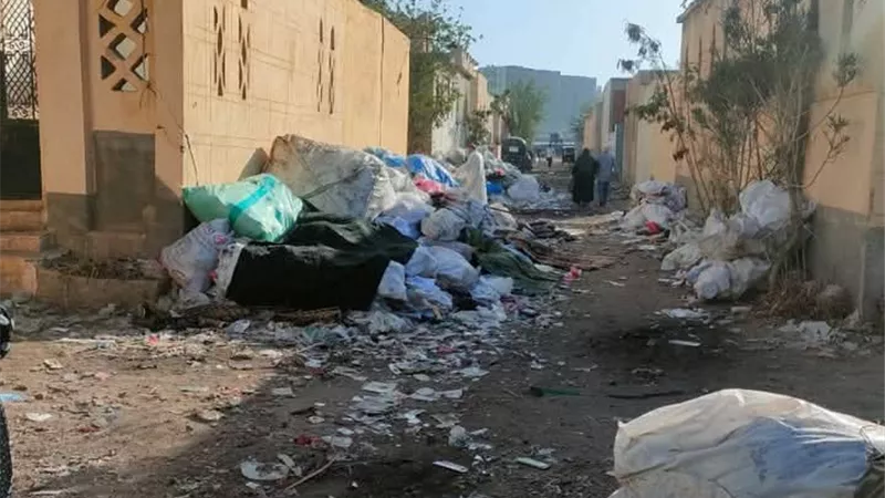 تلال القمامة تحاصر مقابر المحلة الجديدة.. والأهالي يناشدون المسؤولون بالتدخل