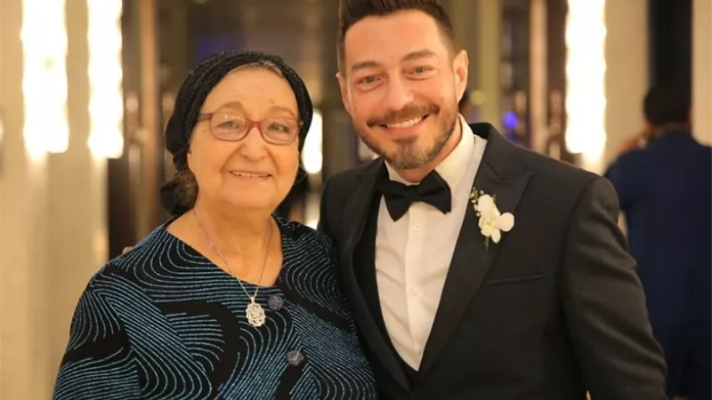 «ربنا يخليكي ليا».. أحمد زاهر يهنئ والدته بمناسبة عيد الأم 