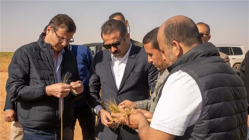 وزير الزراعة يتفقد مشروع استصلاح 650 ألف فدان بشرق العوينات