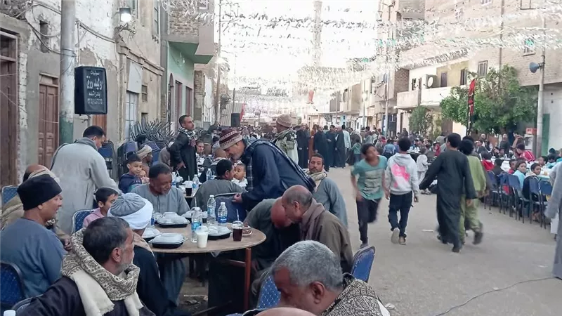 أهالى الوقف بقنا ينظمون أكبر مائدة إفطار تتسع لـ3 آلاف شخص (صور)