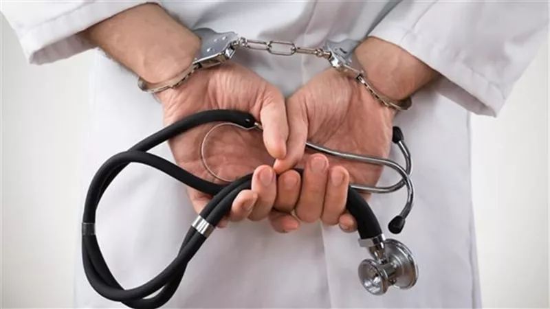 جدل حول عقوبات وغرامة الأطباء.. مجلس النواب يناقش قانون المسئولية الطبية |خاص