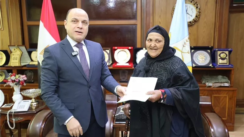 محافظ كفرالشيخ يسلم 8 عقود تقنين أراضي أملاك دولة للمواطنين