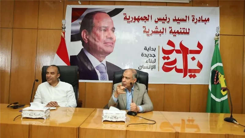 محافظ المنيا يعقد لقاء مع موظفي إدارتي الشئون الإدارية والمركبات