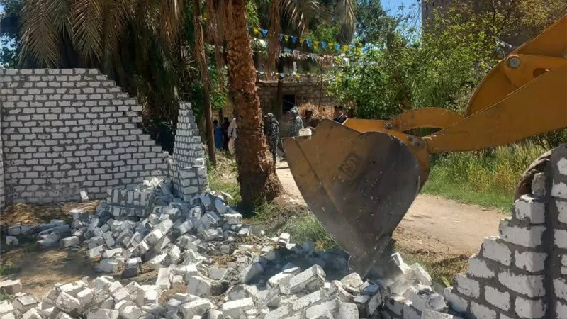 إزالة فورية لـ 13 حالة بناء مخالف على أراضي الدولة بقنا