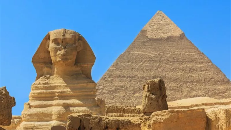 زاهي حواس يكشف حقيقة اكتشاف علماء آثار إيطاليون 8 أعمدة تحت هرم خفرع.. ادعاءات كاذبة