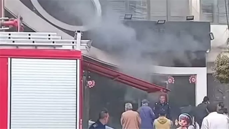 دون وقوع إصابات أو وفيات … حريق  يلتهم إحدي محلات الملابس بالزقازيق