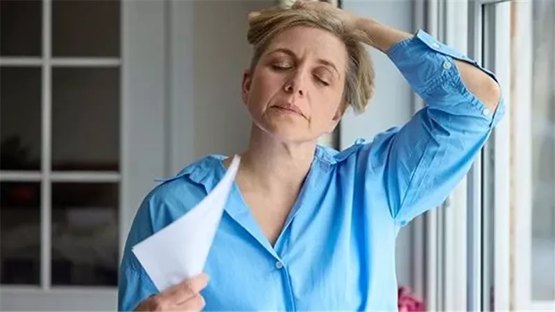 الهبات الساخنة عند النساء في سن اليأس.. الأسباب وطرق التعامل