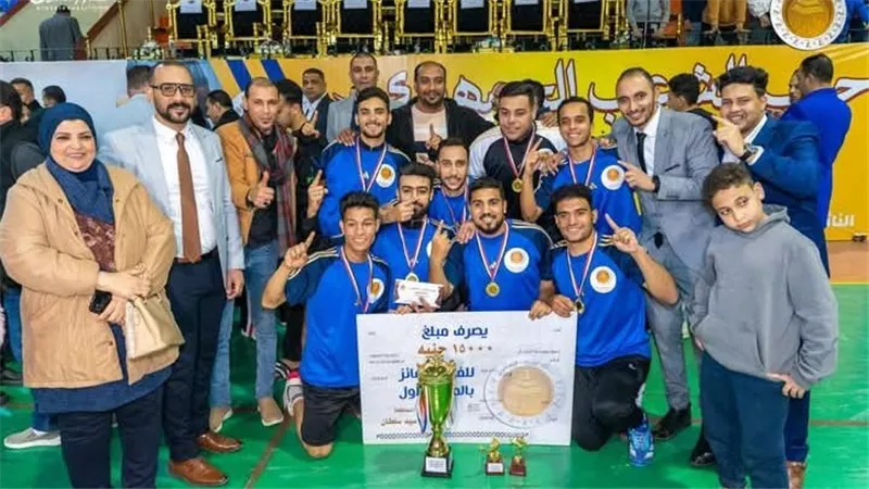 السكرتير العام وأمين حزب الشعب الجمهوري بالفيوم يتوجان فريق أمانة البندر بكأس بطولة دوري كرة القدم