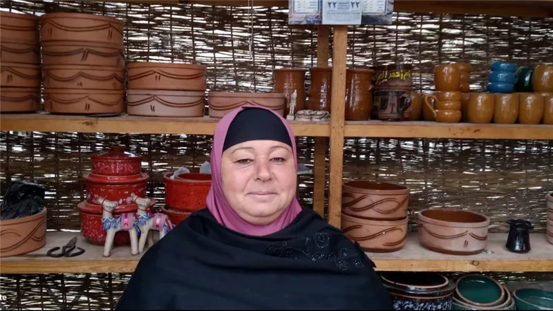 مبروك العُمرة.. مدفع رمضان حق حلم 35 عامًا لـ«ليلى» بائعة الفخار بالفيوم «فيديو»