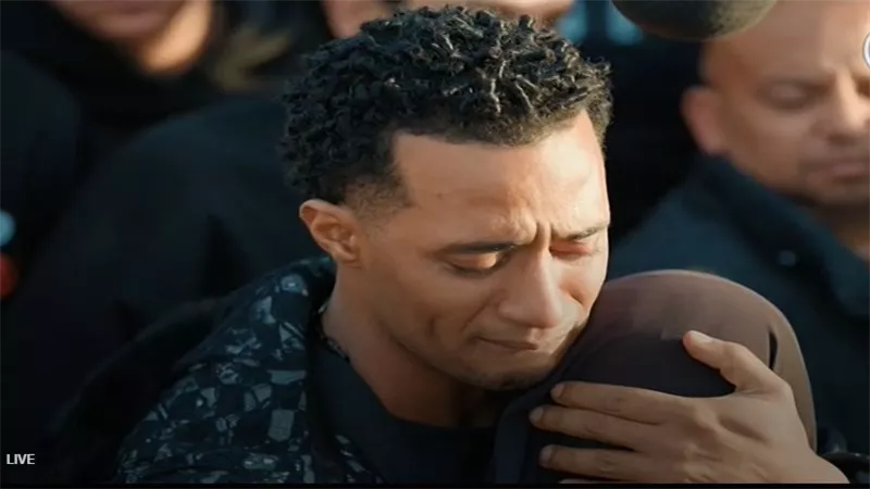 محمد رمضان يبكي تأثرًا بمُسِنّة بائعة مناديل في الحلقة 23 من 