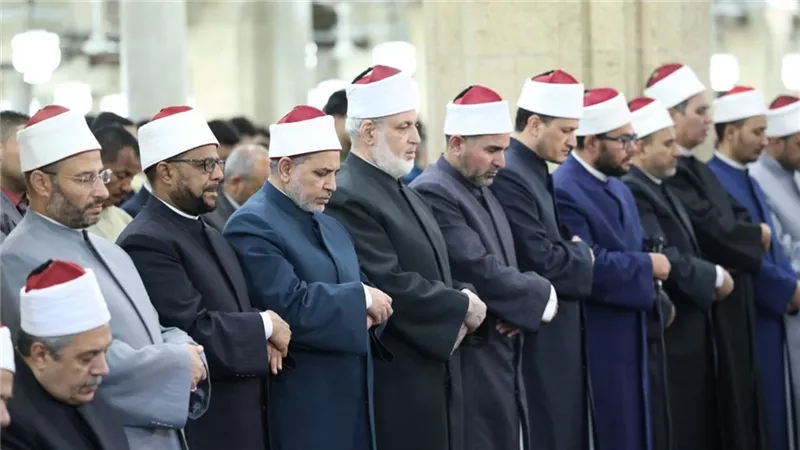 يرفعون أكف الضراعة يرجون رحمته.. الجامع الأزهر كامل العدد بالمصلين ليلة 24 رمضان