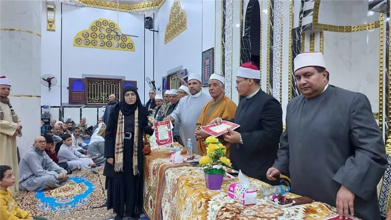 وكيل أوقاف الفيوم يكرم المتميزين من حفظة القرآن بالشواشنة