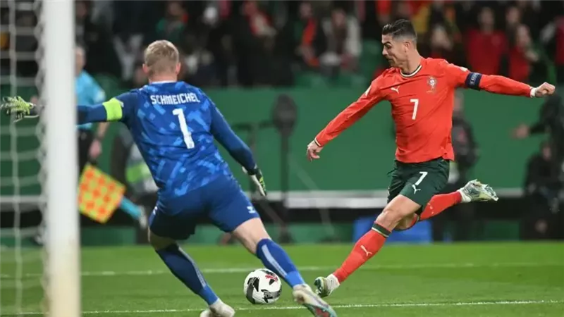 حفلة من الأهداف.. كريستيانو رونالدو يتأهل بالبرتغال إلى نصف نهائي دوري الأمم الأوروبية