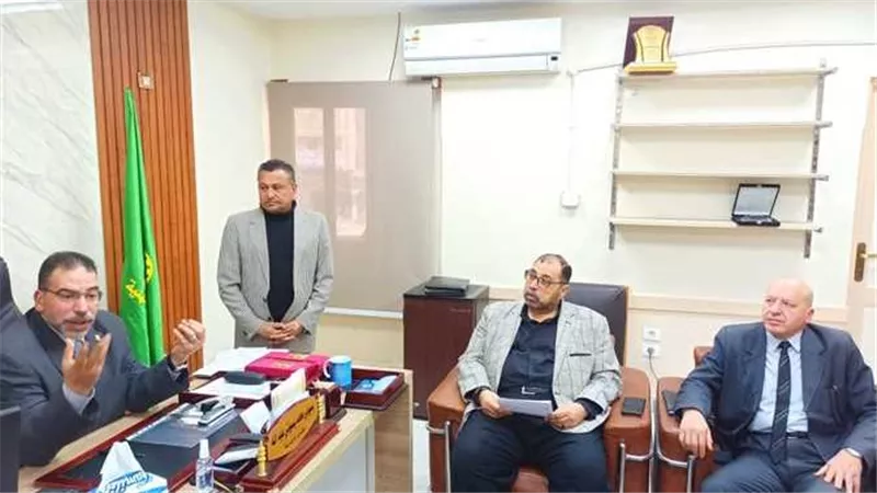 طالب يعتدي على معلم داخل الفصل بالدقهلية.. والتعليم تتخذ قرار عاجل