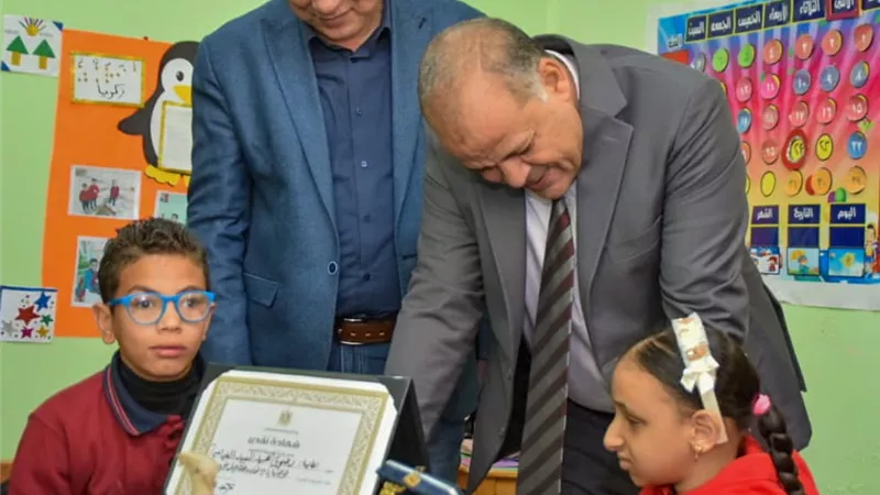 بعد تكريم الوزير لها.. مدير 