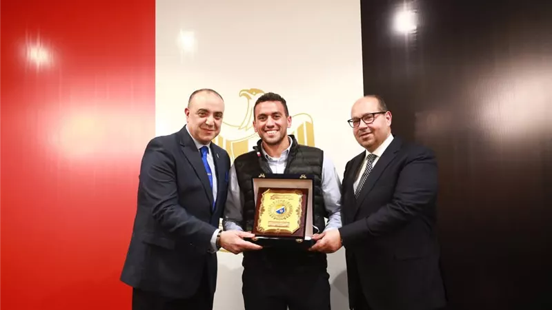 شاب صيني من متحدي الإعاقة يكرّم البطل الأولمبي أحمد الجندي برسم تذكاري