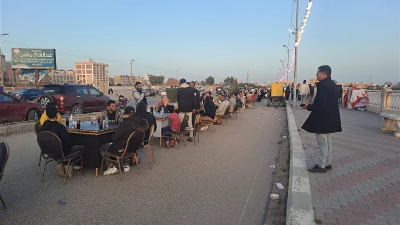 محافظ كفرالشيخ يشيد بشباب بلطيم لتنظيمهم مائدة إفطار جماعي على كورنيش البرلس