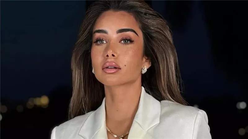 أبيض×أبيض..هنا الزاهد في إطلالة جديدة ببدلة كلاسيكية |صور