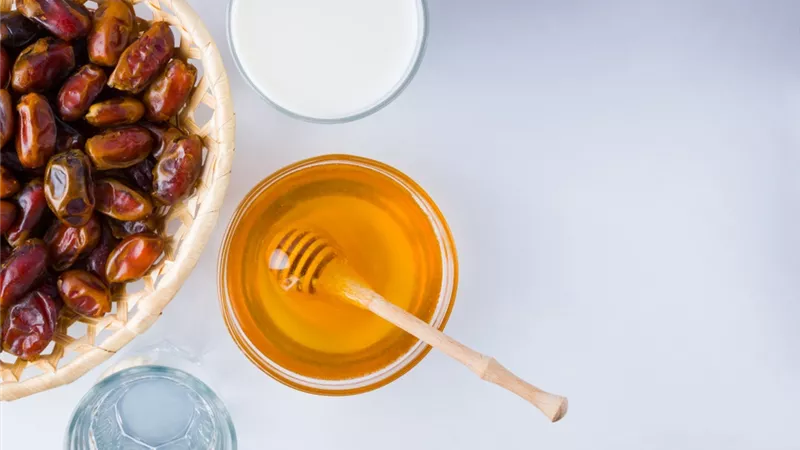 التمر أم العسل: أيهما المُحلي الطبيعي الأكثر صحة؟ مقارنة شاملة