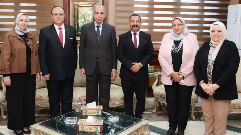 درعاً تذكارياً.. محافظ المنيا يلتقى وفد مدارس النيل الدولية